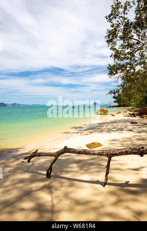 Blick auf die Phang-Nga-Bucht aus der Tub Kaek Beach in Krabi, Thailand. Stockfoto