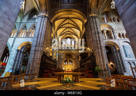 Das Innere der Kathedrale von Hereford in Richtung der Chor, Herefordshire, England suchen Stockfoto
