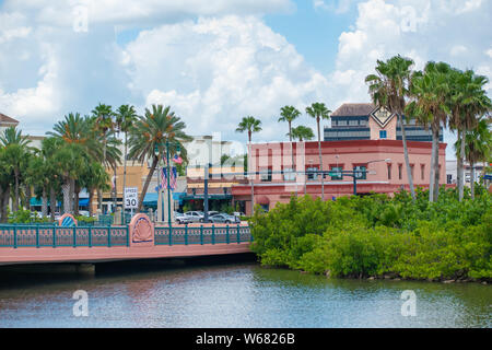 Daytona Beach Florida. Juli 07, 2019 Teilweise mit Blick auf den Broadway Bridge und Riverfront Geschäfte im historischen Viertel. Stockfoto