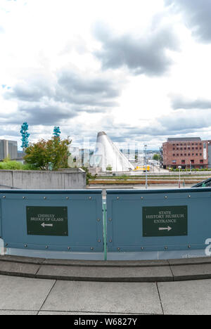 Blick auf die Brücke aus Glas und Museum für Glas von der Washington State History Museum in Tacoma, Washington. Stockfoto