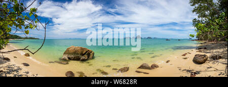 Blick auf die Phang-Nga-Bucht aus der Tub Kaek Beach in Krabi, Thailand. Panoramablick auf das Bild. Stockfoto