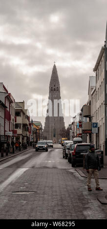 REYKJAVIK, Island nicht identifizierte Personen und Hallgrimskirkja, gesehen von der Unterseite der Skólavörðustígur Stockfoto