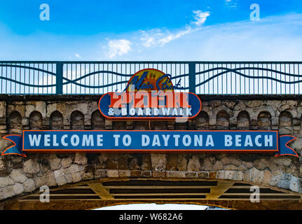 Daytona Beach, Florida. Juli 06, 2019 Blick von Oben auf die Willkommen in Daytona Beach und der Seebrücke und der Promenade. Stockfoto