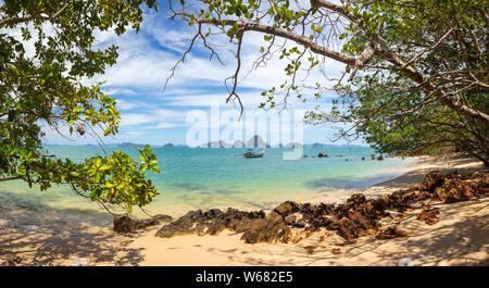 Blick auf die Phang-Nga-Bucht aus der Tub Kaek Beach in Krabi, Thailand. Panoramablick auf das Bild. Stockfoto