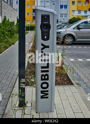 Wolfsburg, Deutschland, Juli 7., 2019: Ladestation für eine elektrische Tankstelle für emissionsfreie Elektroautos auf dem Parkplatz eines Supermarkts. Stockfoto