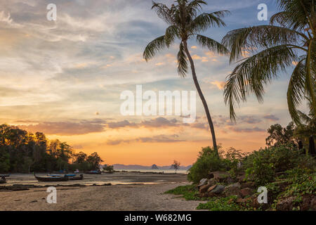 Sonnenuntergang am Klong Muang Beach, Krabi, Thailand Stockfoto