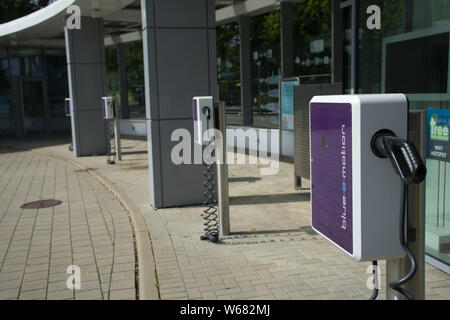 Wolfsburg, Deutschland, Juli 7., 2019: Kleine kompakte Module für das Laden von Elektroautos an einer Tankstelle Stockfoto