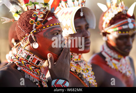 Samburu Kriegern auf eine Hochzeit in einem Dorf in der Nähe von Archers Post, Kenia singen. Stockfoto