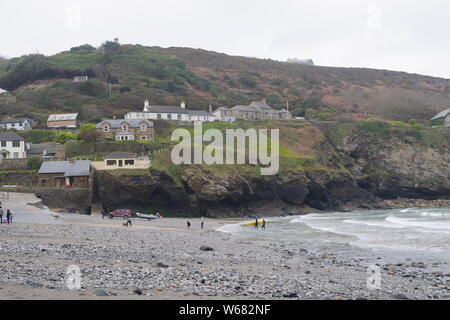 Trevaunance Cove und Punkt. Die hl. Agnes, North Cornwall, an einem Frühlingstag. Stockfoto