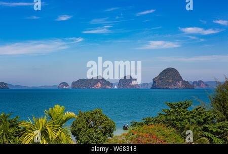 Karst Inseln der Phang-Nga-Bucht, Thailand. Blick von Tub Kaek Beach, Krabi Stockfoto