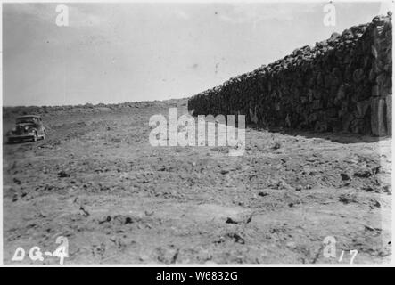 Stauseen. Dieses Bild gibt eine Vorstellung von den Ausmaßen des Zauns.; Umfang und Inhalt: Lager DG4 ist 1,6 km südwestlich von Springfield, Idaho im SE 1/4 Abschnitt 14, Gemeinde 4 South, Reichweite 32 Osten gelegen. Es ist durch das CCC Unternehmen 990 von Big Sur, State Park 12, Monterey, Kalifornien beschäftigt. Der Arbeitsbereich dieses Camps liegt in Weiden Bezirk Nr. 3. Es liegt etwa eine Meile von der Schiene. Bau des Lagers war, die von der Advanced Detail am 1. Mai begonnen. Es wurde von der 15. Mai besetzt. Feld Arbeit war 30. Mai begonnen. Stockfoto