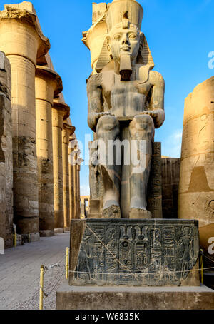 Statue von Ramses II. vor dem Papyrus Spalten der zentralen Kolonnade des Amenhotep III. im Luxor Tempel Stockfoto