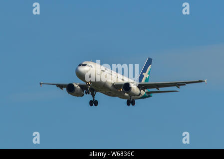 Singapur - Mar 27, 2019. 9-V-SBG SilkAir Airbus A319 Landing am Changi Airport (SIN). Changi Hits 65 Millionen Passagiere im Jahr 2018. Stockfoto