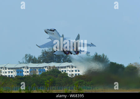 Langkawi, Malaysia - Mar 30, 2019. Royal Malaysian Air Force Suchoi Su-30 MKM Beginn take-off beim Flughafen Langkawi (Lgk). Stockfoto