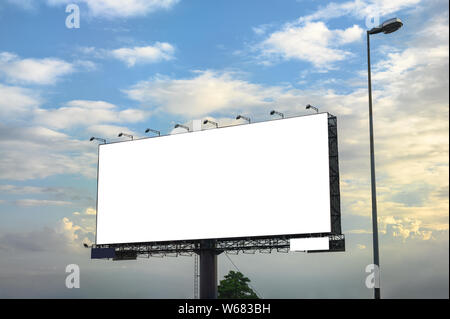Weiße große leere Plakatwand mit Struktur aus Stahl an der Seite der Straße mit blauem Himmel am Abend Stockfoto