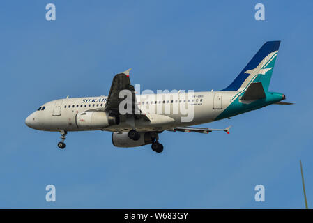 Singapur - Mar 27, 2019. 9-V-SBG SilkAir Airbus A319 Landing am Changi Airport (SIN). Changi Hits 65 Millionen Passagiere im Jahr 2018. Stockfoto