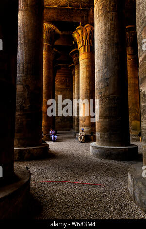 Massiven Säulen im Hypostyl des Khnum Tempel, Esna Stockfoto