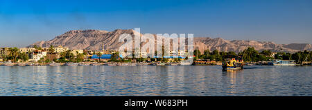 Mit Blick auf das Westufer des Nils vom Fluss in Luxor Tempel Stockfoto