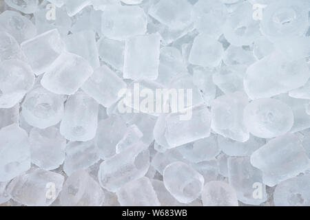 Haufen Eiswürfel im Eimer Hintergrund Stockfoto