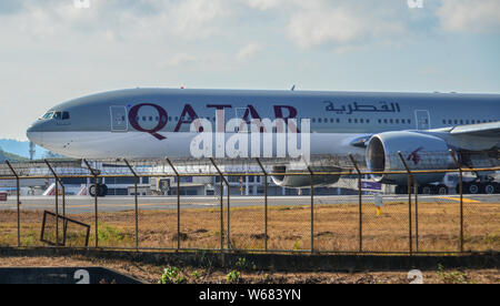 Phuket, Thailand - Apr 5, 2019. Qatar Airways einen 7-BAZ (Boeing 777-300ER) Rollen auf Start- und Landebahn der Flughafen Phuket (HKT). Stockfoto