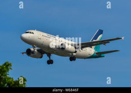 Singapur - Mar 27, 2019. 9-V-SBG SilkAir Airbus A319 Landing am Changi Airport (SIN). Changi Hits 65 Millionen Passagiere im Jahr 2018. Stockfoto