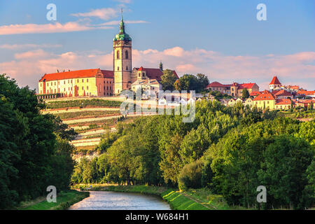 Panorama oder Skyline oder stadtbild der historischen Stadt Melnik mit historischen Burg und den Fluss Moldau und die berühmten Weinberge. Melnik ist 30 km nördlich von Prag Stockfoto