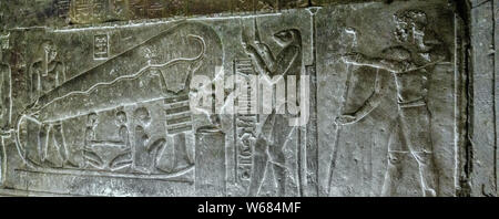 Relief an der nördlichen Wand des unterirdischen Krypta, Süd 1 C, in Hathor's Tempel. Darstellung Upu, mit dem Gesicht von eine Kröte, die Messer Stockfoto