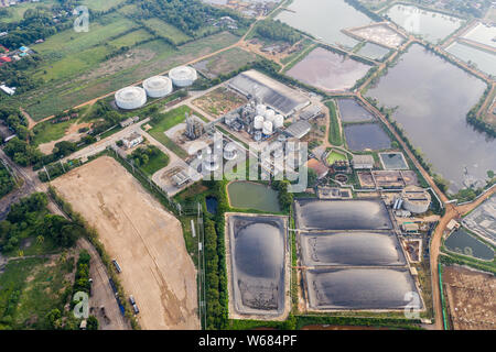 Luftaufnahme Ethanol Ethylalkohol Fabrik, die Produktion erneuerbarer Energien von Zuckerrohr, Melasse an Land Stockfoto