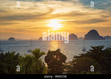 Sonnenuntergang am Karst Inseln der Phang-Nga-Bucht, Thailand. Blick von Tub Kaek Beach, Krabi Stockfoto