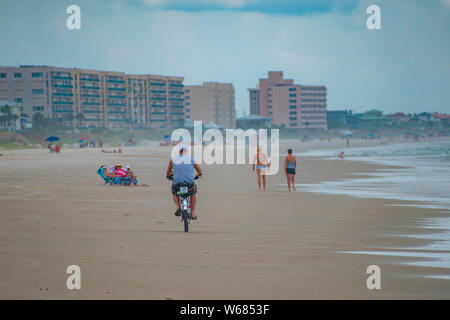 Ponce de Leon Inlet, Florida. Juli 19, 2019 Menschen auf einem Fahrrad am Strand Leuchtturm Bereich Stockfoto