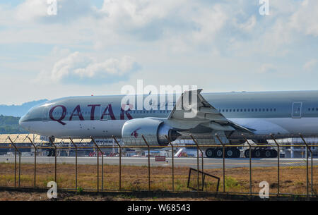 Phuket, Thailand - Apr 5, 2019. Qatar Airways einen 7-BAZ (Boeing 777-300ER) Rollen auf Start- und Landebahn der Flughafen Phuket (HKT). Stockfoto