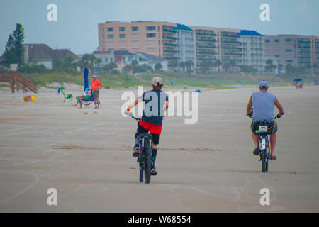 Ponce de Leon Inlet, Florida. Juli 19, 2019 Menschen auf einem Fahrrad am Strand Leuchtturm Bereich Stockfoto