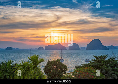 Sonnenuntergang am Karst Inseln der Phang-Nga-Bucht, Thailand. Blick von Tub Kaek Beach, Krabi Stockfoto