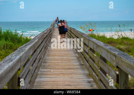 Ponce de Leon Inlet, Florida. Juli 19, 2019. Kleine Promenade auf Fouras Strand. Stockfoto