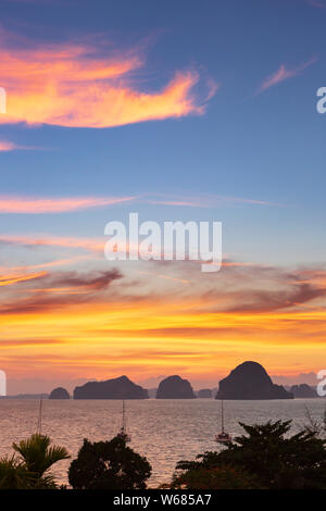 Sonnenuntergang am Karst Inseln der Phang-Nga-Bucht, Thailand. Blick von Tub Kaek Beach, Krabi, Thailand Stockfoto