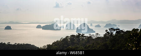 Blick auf den Karst Inseln der Phang-Nga-Bucht, Krabi, Thailand, aus der Registerkarte Kak hängen Nak Hill Nature Trail. Stockfoto