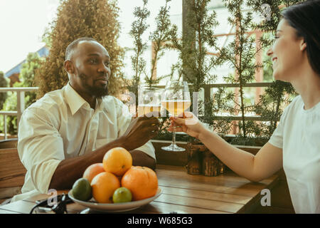 Junge Freunde oder ein paar Bier trinken, Spaß haben und Feiern gemeinsam Laughting. Frau und Mann mit Brille's Bier in sonniger Tag. Oktoberfest, Freundschaft, Gemeinsamkeit, Glück, Sommer Konzept. Stockfoto