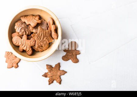Lebkuchen und Weihnachtsplätzchen in Houten auf weißem Hintergrund mit einem Platz für Text Stockfoto