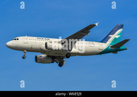 Singapur - Mar 27, 2019. 9-V-SBG SilkAir Airbus A319 Landing am Changi Airport (SIN). Changi Hits 65 Millionen Passagiere im Jahr 2018. Stockfoto