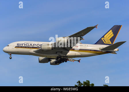 Singapur - Mar 27, 2019. 9 V-SKJ Singapore Airlines Airbus A380 Landing am Changi Airport (SIN). Changi Hits 65 Millionen Passagiere im Jahr 2018. Stockfoto