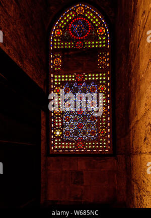 Stain Glass Fenster in der Al-Ghuri Mosque-Madrasa Komplex, bekannt für seine prunkvollen Innenausstattung und feinen Steinmetzarbeiten Stockfoto