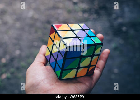 NORALA, PH-Jun 16, 2019: Rubik's Cube wurde 1974 von ungarischen Bildhauer und Professor der Architektur Erno Rubik erfunden. Hand gelöst Puzzle Stockfoto