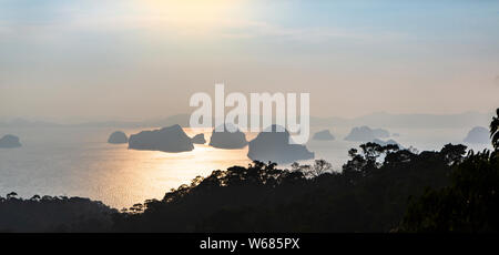 Blick auf den Karst Inseln der Phang-Nga-Bucht, Krabi, Thailand, aus der Registerkarte Kak hängen Nak Hill Nature Trail. Stockfoto