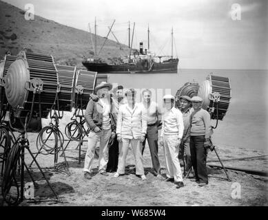 ROBERT ARMSTRONG als Carl Denham auf Position setzen candid SOHN VON HONGKONG 1933 Fortsetzung von KING KONG mit Filmteam auf Santa Catalina Island Kalifornien Regisseur Ernest B. Schoedsack Geschichte Ruth Rose Executive Producer Merian C.Cooper RKO Radio Pictures Stockfoto