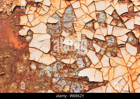 Verrostete weiß lackiertem Metall Wand. Rostiges Metall Hintergrund mit Streifen von Rost. Rostflecken. Die metallische Oberfläche rostige Flecken. metall Rost Textur Stockfoto