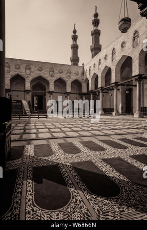 Kolonnaden um den Innenhof des Sultan al-Muayyad Moschee in Kairo Stockfoto