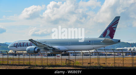 Phuket, Thailand - Apr 5, 2019. Qatar Airways einen 7-BAZ (Boeing 777-300ER) Rollen auf Start- und Landebahn der Flughafen Phuket (HKT). Stockfoto