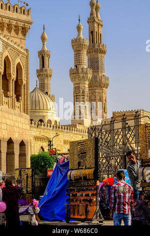 Straßenhändler, die ihre Waren vor der Al Azhar Moschee und Khan El Khalili Markt Stockfoto