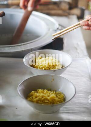 Vorbereitung Huhn Nudeln in Indonesien Stockfoto