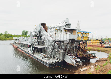 Schwimmbagger zur Absorption von trailer Bunker während der Arbeiten an der Landgewinnung für neue Ports. Sog Bagger. Ausbaggern der Fahrrinne des Flusses. Cutter Sog Stockfoto